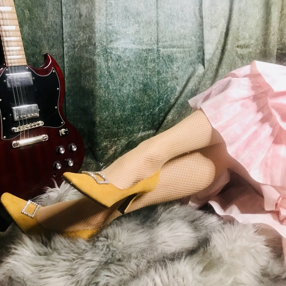 American Vintage Shoes - Vintage Velvet Buttercup Coup D’Etat Pumps